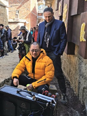 Decembre-2019,-lors-du-tournage-du-court-metrage-Les-enfants-de-la-terre,-du-realisateur-LONG-Jiangbo-(assis-devant-le-moniteur-de-controle)-et-Rudi-Sordes