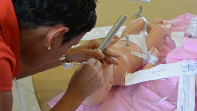 Des bénévoles apprennent les techniques de réanimation néo-natales