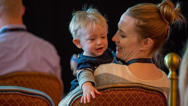 Une femme et son enfant assistent au Congrès mondial des familles à Salt Lake City, le 27 Octobre 2015.
