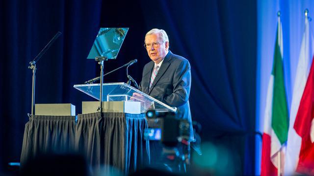 M. Russell Ballard, du Collège des douze apôtres, traite de l'importance du mariage traditionnel au Congrès mondial des familles à Salt Lake City, le 27 Octobre 2015.