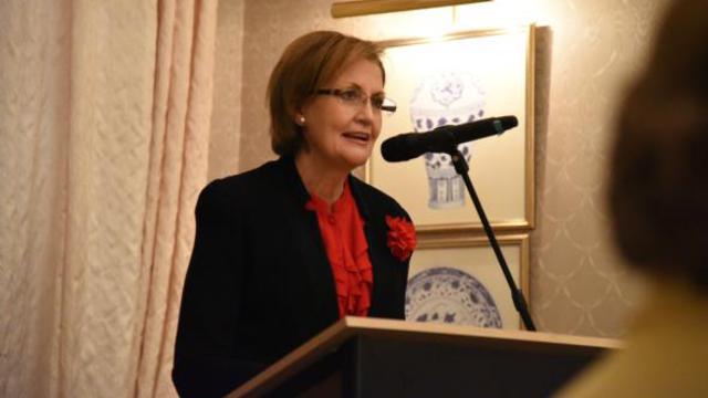Soeur Linda K. Burton prend la parole lors de la remise du prix européen des valeurs familiales.