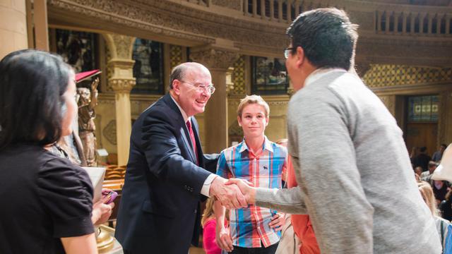 Après son discours, frère Cook a accueilli beaucoup de ceux qui ont assisté à la convocation annuelle du campus de Stanford en Californie.
