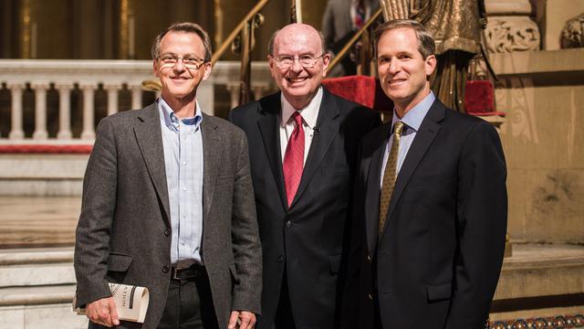 De gauche à droite :William Mumma, président du Conseil du Fonds Becket, Quentin L. Cook, du Collège des douze apôtres, et Robert M. Daines, professeur de droit et d'affaires et co-directeur de Rock Center on Corporate Governance à Stanford.