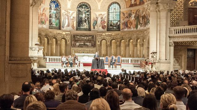 Quentin L. Cook, du Collège des douze apôtres, a parlé dans la Memorial Chapel de l'université de Stanford à un large public ce mardi 27 Octobre 2015.