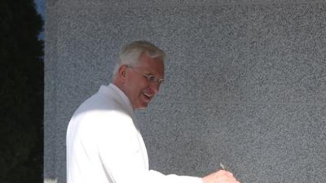 D. Todd Christofferson, du Collège des douze apôtres, met le ciment autour de la pierre angulaire du temple de Córdoba en Argentine.