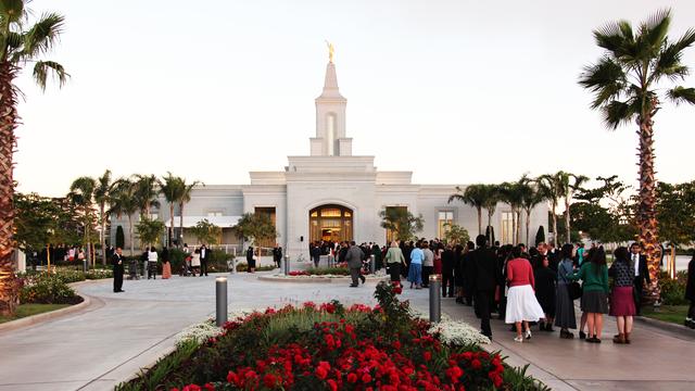 Les saints des derniers jours qui vont assistent à la consécration du temple de Córdoba Argentine.