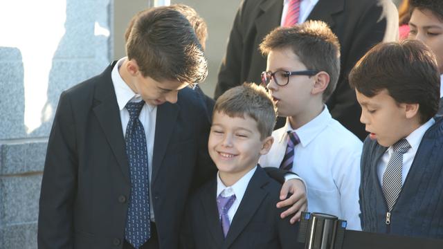 Des jeunes garçons saints des derniers jours font la queue pour participer à la cérémonie de la pierre angulaire pour le temple de Córdoba en Argentine.
