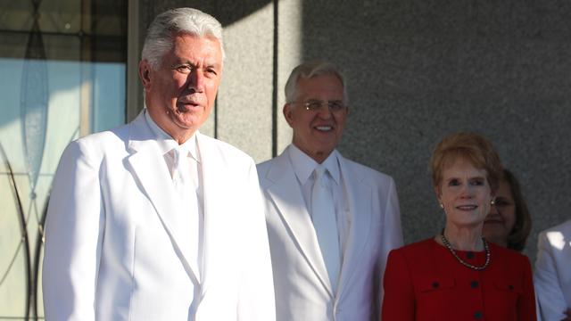 Dieter F. Uchtdorf, deuxième conseiller dans la Première Présidence de l'Eglise, parle à la foule rassemblée pour la cérémonie traditionnelle de la pierre angulaire qui signifie que le temple de Córdoba Argentine est fini. D. Todd Christofferson, du Collège des douze apôtres, et sa femme, Katherine, sont debout à l'arrière sur la droite