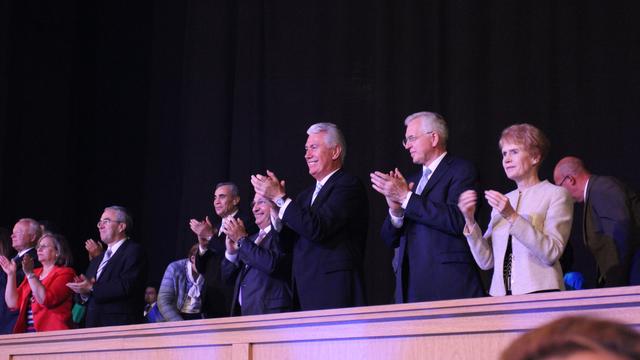 Dieter F. Uchtdorf, deuxième conseiller dans la Première Présidence de l'Église, D. Todd Christofferson, du Collège des douze apôtres, et d'autres dirigeants de l'Église profitent de la célébration culturelle réalisée par plus de 1 200 jeunes argentins le soir avant la consécration du temple de Córdoba en Argentine.