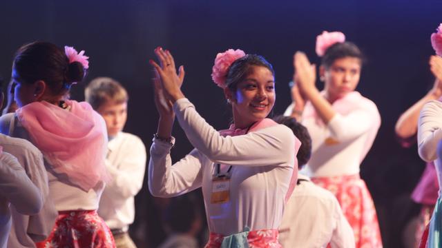 Plus de 1200 jeunes ont célébré à l'achèvement du temple Córdoba en Argentine avec une célébration culturelle d le soir avant que le temple soit consacré.