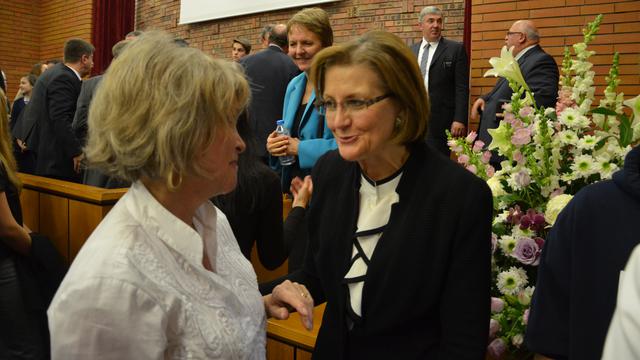 Sœur LInda Burton, Présidente générale de la Société de Secours, salut la directrice du chœur des Jeunes filles lors de la veillée à Versailles le samedi 24 octobre 2015.