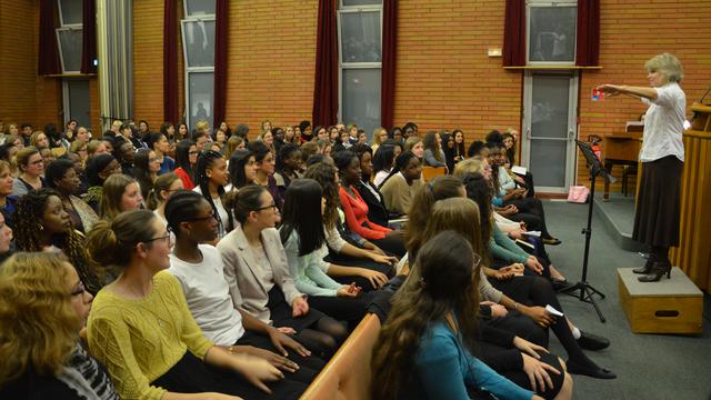 Le chœur des jeunes filles des trois pieux parisiens, sous la direction de Berverly Anderson.