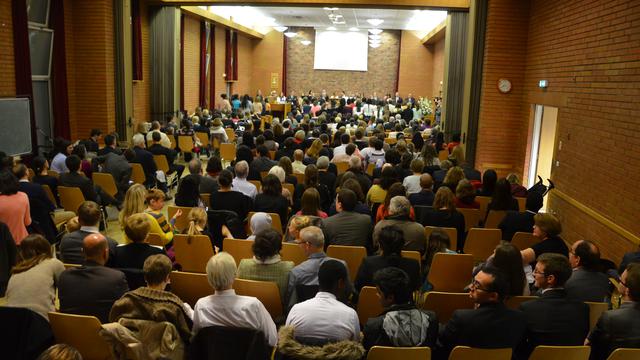 500 personnes sont réunies à Versailles lors de la veillée avec Soeur Oscarson, Soeur Burton et Elder Johnson le samedi 24 octobre 2015.