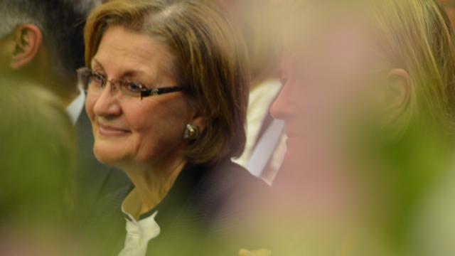 Soeur Burton, présidente générale de la Société de Secours, pendant le cantique interprété par les jeunes filles.