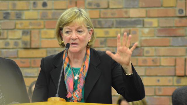 Sœur Linda K. Burton (à droite), Présidente générale de la Société de Secours, parle lors de la veillée ce samedi 24 octobre 2015 à Versailles.
