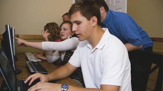 Jeune homme faisant de l'indexation pour FamilySearch