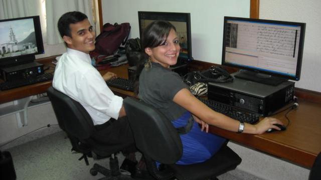 Jeunes de l'Honduras faisant de l'indexation pour FamilySearch