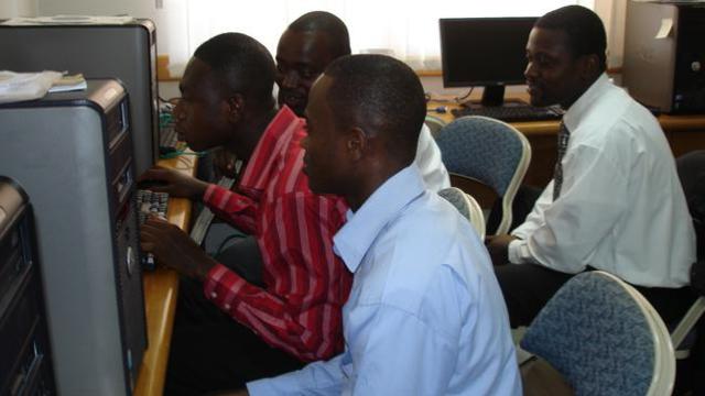 Jeunes hommes au Ghana faisant de l'indexation pour FamilySearch
