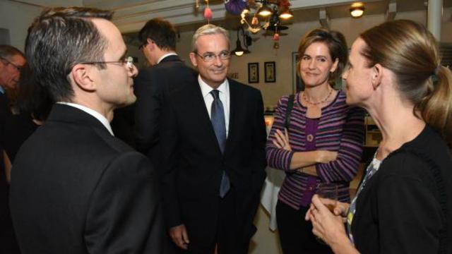 Elder Patrick Kearon parle avec les invités lors de la réception à l'occasion de l'attribution du prix européen des valeurs familiales.