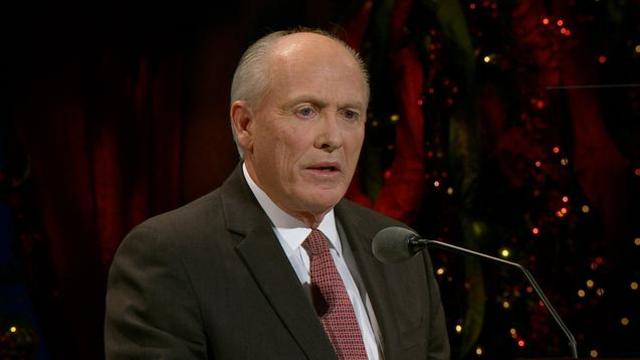 Richard J. Maynes de la présidence des Soixante-dix raconte une histoire de Noël lors de la veillée de Noël de la Première Présidence, le 7 Décembre 2014.