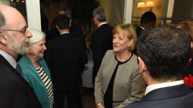Sœur Bonnie L. Oscarson parle avec les invités lors de la réception à l'occasion de l'attribution du prix européen des valeurs familiales.
