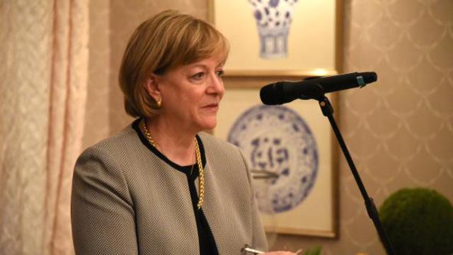 Soeur Bonnie L. Oscarson prend la parole lors de la remise du prix européen des valeurs familiales.
