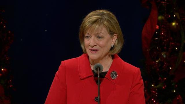 Sœur Bonnie L. Oscarson, Présidente générale des Jeunes filles, rejoint d'autres dirigeants de l'Église pour célébrer la naissance de Jésus-Christ lors de la veillée de Noël de la Première Présidence, le 7 Décembre, 2014.
