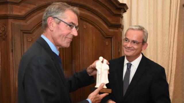 Le président de la FAFCE, Antoine Renard, reçoit le prix européen des valeurs familiales des mains de Patrick Kearon, président de l’interrégion d’Europe de l’Église de Jésus-Christ des Saints des Derniers Jours.