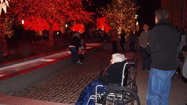 Des personnes de tous âges sont venues à Temple Square à temps pour voir les milliers de lumières en ce début de la saison de Noël.
