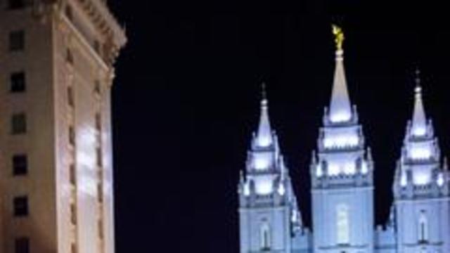 Avec le temple de Salt Lake comme toile de fond et les lumières de Noël éclairant Temple Square, un jeune homme pose le genou au sol pour demander sa petite amie de l'épouser. Elle a dit OUI !!