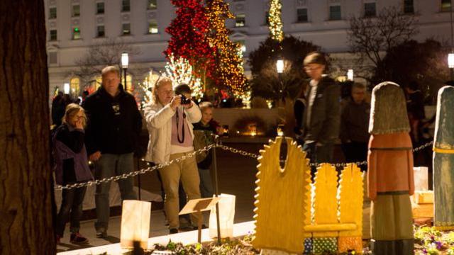 Des crèches représentant Joseph, Marie et l'enfant Jésus selon différentes cultures du monde sont situées partout Temple Square.
