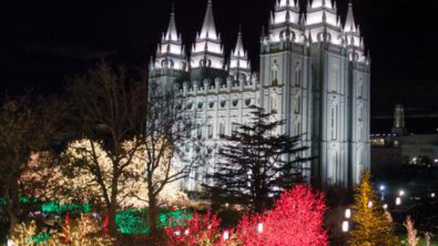 Le temple de Salt Lake est entouré par la lumière de Noël sur Temple Square