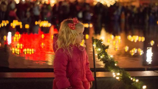 Pris dans un moment magique, les gens de tous âges ont été entourés par des milliers de petites lumières de Noël sur Temple Square.