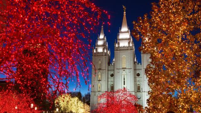 Le temple de Salt Lake est entouré par les lumières de Noël sur Temple Square.