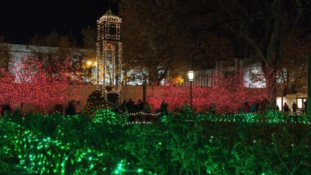 Des milliers de minuscules lumières de Noël placées autour de Temple Square début août sont illuminées à la nuit tombante.