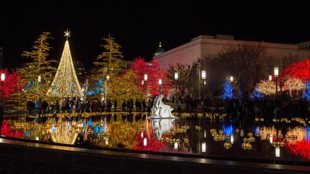 Joseph, Marie et l'enfant Jésus semblent flotter sur le bassin de Temple Square