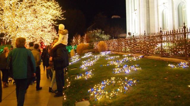 Des milliers de personnes ont visité Temple Square quand les lumières colorées ont été allumées en ce début de la saison de Noël.