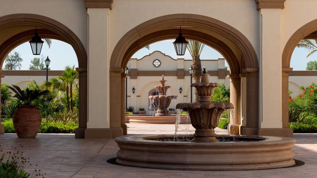 Les fontaines dans les jardins du temple de Tijuana au Mexique.