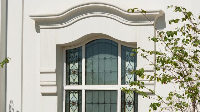 Détail de la fenêtre et des vitraux extérieurs du temple de Tijuana au Mexique.