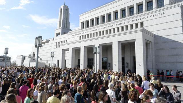 Des milliers de femmes, jeunes filles et fillettes de plus de 8 ans sont assemblées ce samedi 28 mars 2015 pour assister à la réunion générale des femmes de cette 185e conférence générale annuelle.