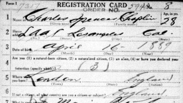 Les fiches de Charlie Chaplin, star du cinéma muet, datant de la Première Guerre Mondiale font partie des collections de FamilySearch.