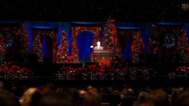 D. Todd Christofferson, du Collège des douze apôtres parle lors de la veillée de Noël de la Première Présidence, le 7 Décembre 2014.