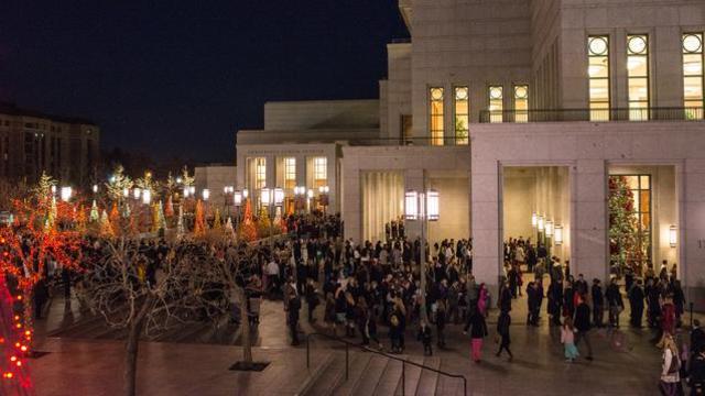 La foule attend pour entrer à l'intérieur du centre de conférence pour assister à la veillée de Noël de la Première Présidence, le 7 Décembre 2014.