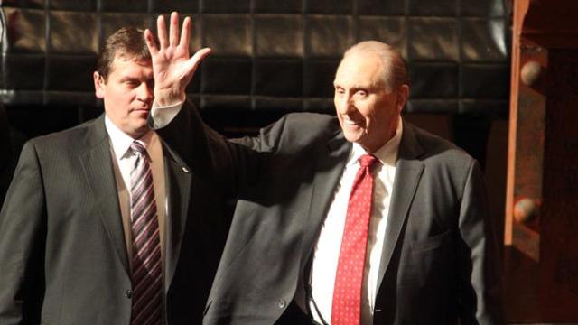 Thomas S. Monson salut l'auditoire lors de la veillée de Noël de la Première Présidence, le 7 Décembre 2014.