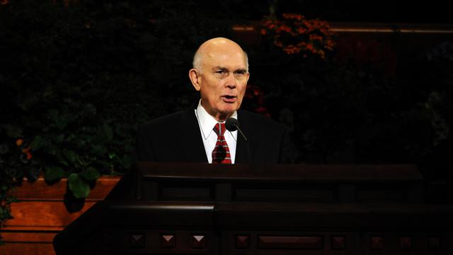Elder Oaks lors de la conférence générale d'octobre 2010