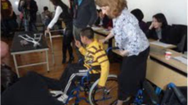 Don de fauteuils roulants en Mogolie