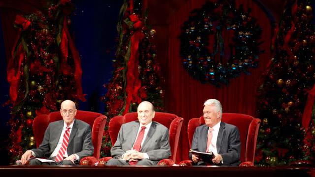 Thomas S. Monson, Dieter F. Uchtdorf et Henry B. Eyring lors de la veillée de Noël annuelle de la Première Présidence au centre de conférence, le 7 Décembre 2014.