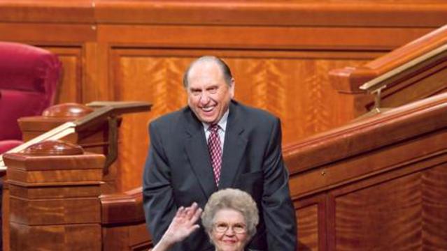 Président Monson et son épouse en fauteuil roulant lors d'une conférence générale