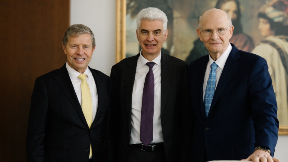 Des messages de paix et de détermination résonnent de Bucarest à Barcelone